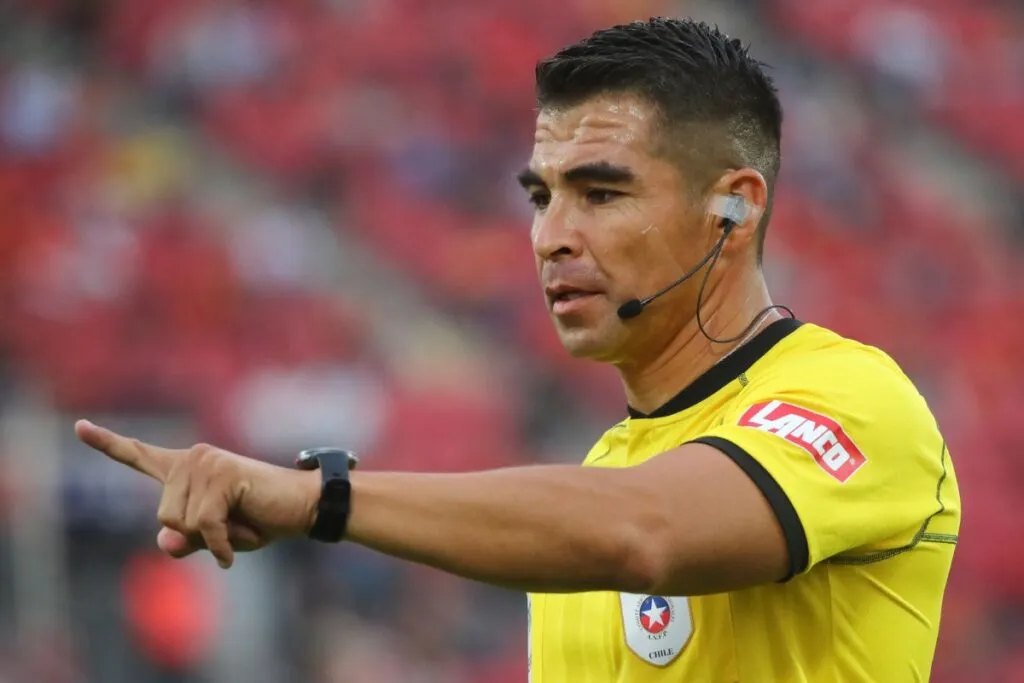 José Cabero dirigiendo en la Liga de Primera