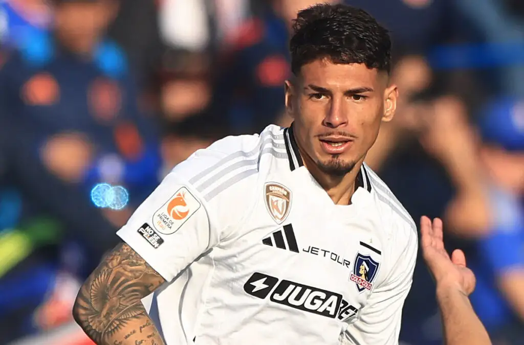 Alan Saldivia asoma como lateral derecho en la formación de Colo-Coloa ante Deportes La Serena.