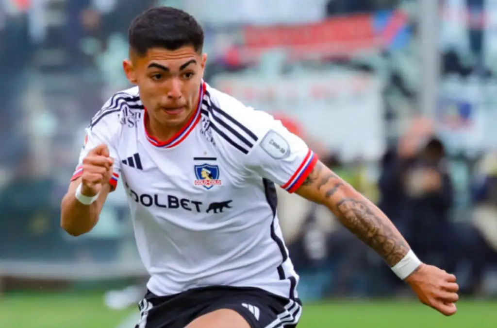 Jordhy Thompson jugando un partido con Colo-Colo.
