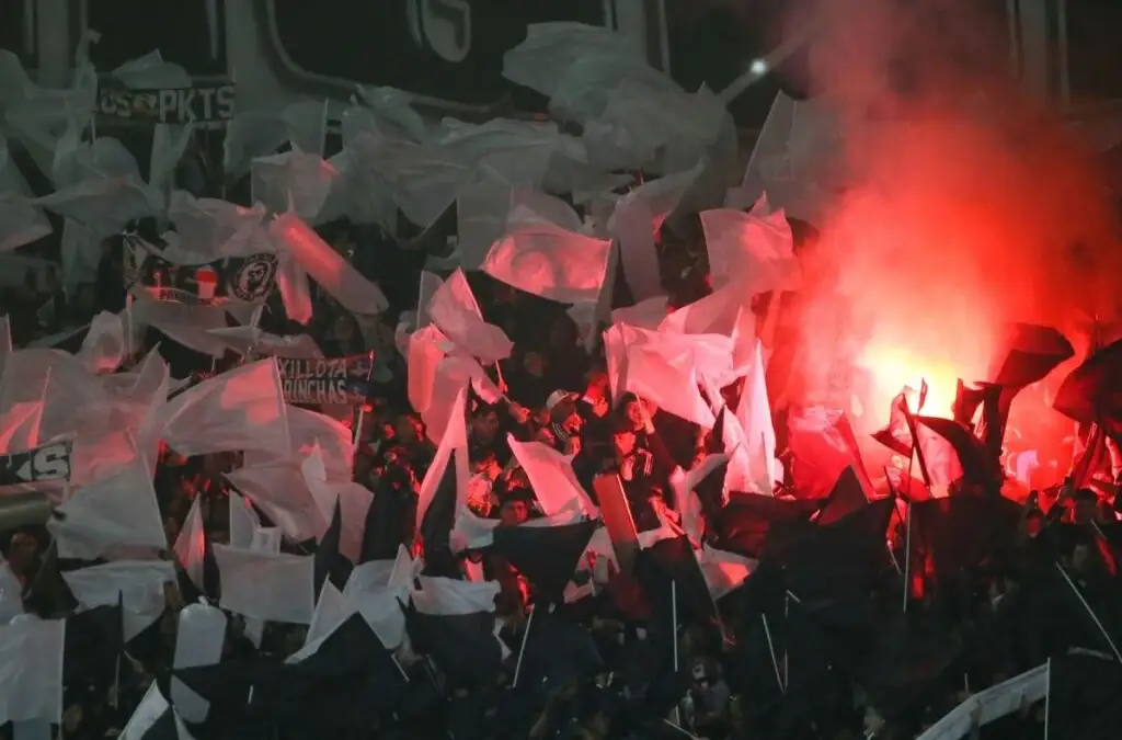 Hinchas de Colo-Colo son vetados de Buenos Aires por todo el 2024.
