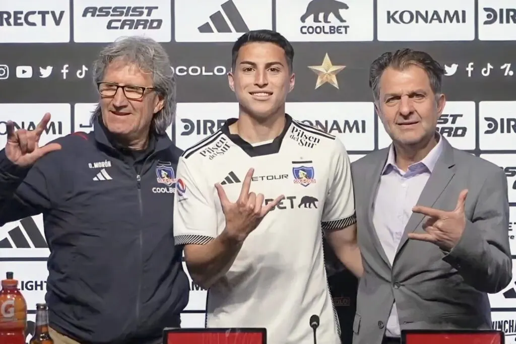 Aníbal Mosa y Daniel Morón acompañando a Jonathan Villagra en su presentación como nuevo jugador de Colo-Colo.
