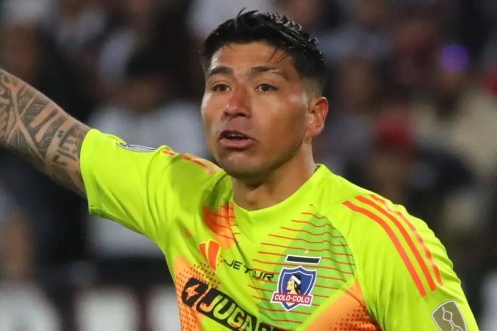 Brayan Cortés con la camiseta de Colo-Colo.