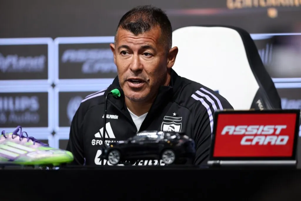Almirón en conferencia de prensa.