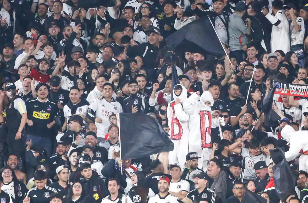 Hinchas de Colo-Colo fueron protagonistas en la antesala del duelo ante River Plate.