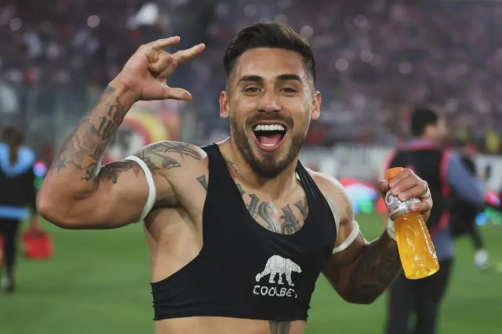 Primer plano a Marcos Bolados sin polera celebrando un triunfo de Colo-Colo.