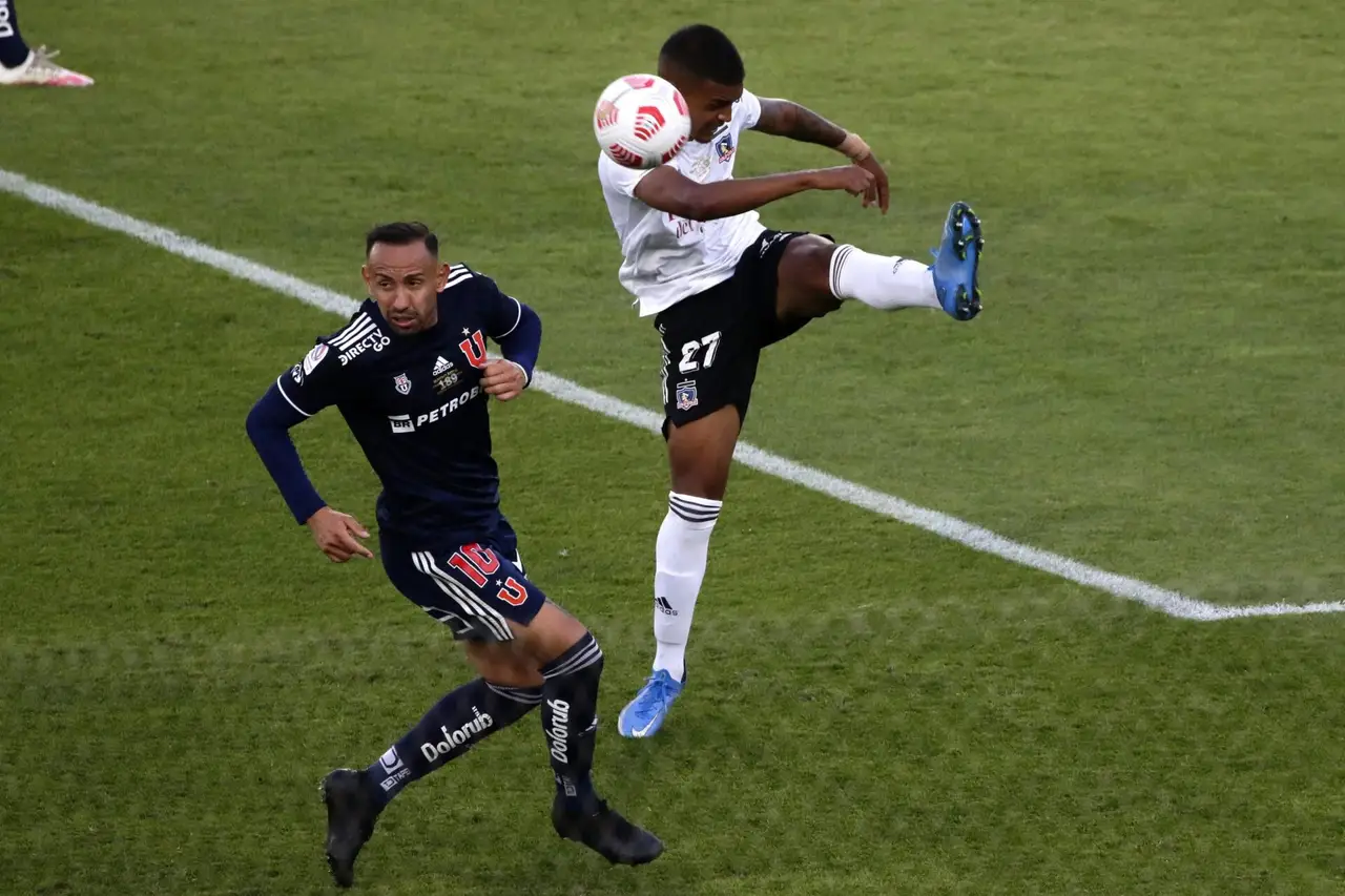Futbol, Colo Colo vs Universidad de Chile Fecha 5, campeonato Nacional 2021. El jugador de Universidad de Chile Marcelo Canete, disputa el balon con Daniel Gutierrez de Colo Colo durante el partido de primera division disputado en el estadio Monumental de Santiago, Chile. 25/04/2021 Javier Salvo/Photosport Football, Colo Colo vs Universidad de Chile Fifth date, 2021 National Championship. Universidad de Chile’s player Marcelo Canete left right center, battles for the ball against Daniel Gutierrez of Colo Colo during the first division match held at the Monumental stadium in Santiago, Chile 25/04/2021 Javier Salvo/Photosport