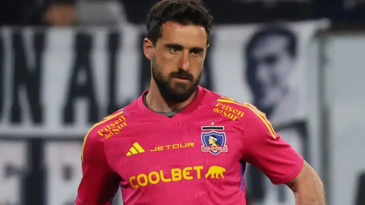 Fernando de Paul con camiseta rosada en el partido de Colo-Colo vs Coquimbo Unido.