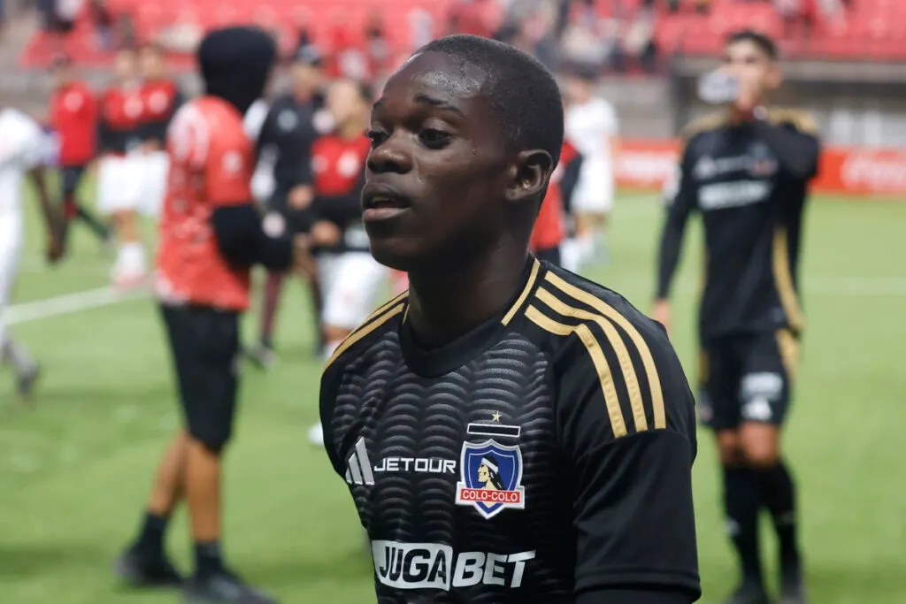 Primer plano de Manley Clerveaux con la camiseta negra de Colo-Colo.