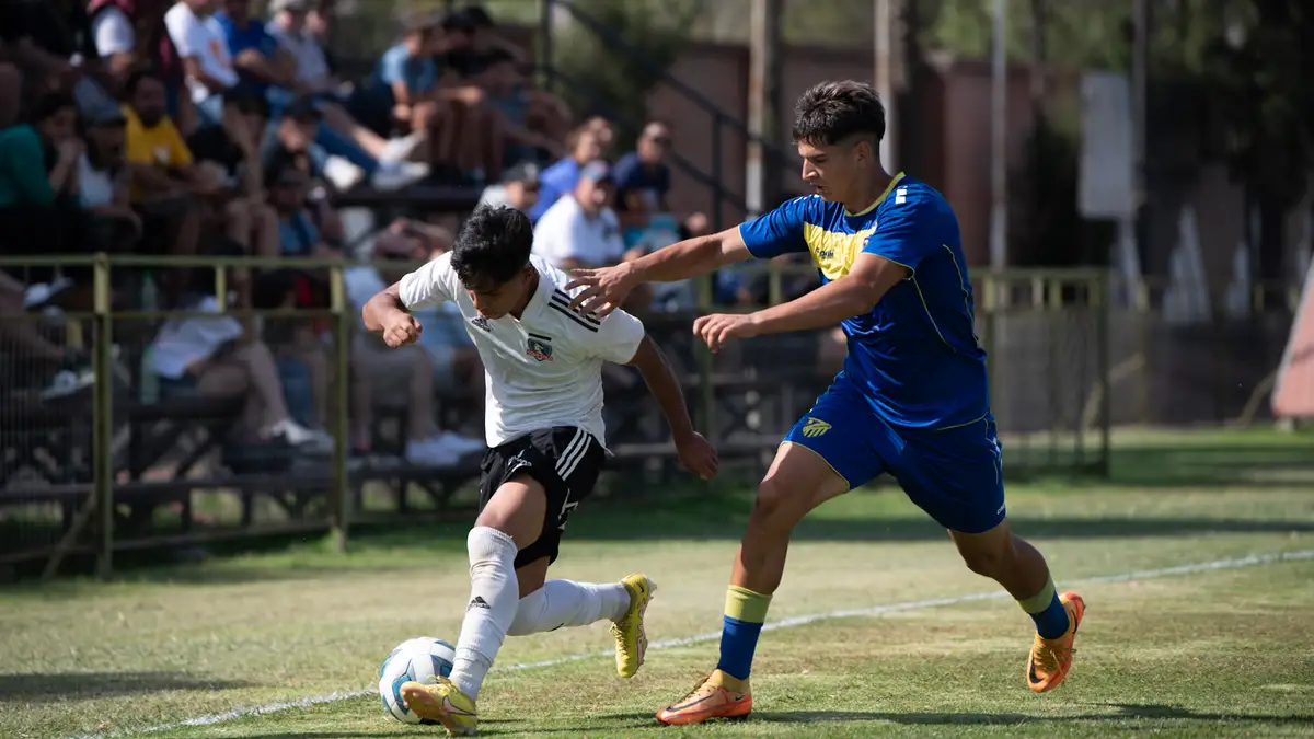 Cristián Alarcón en acción en la juvenil de Colo-Colo.