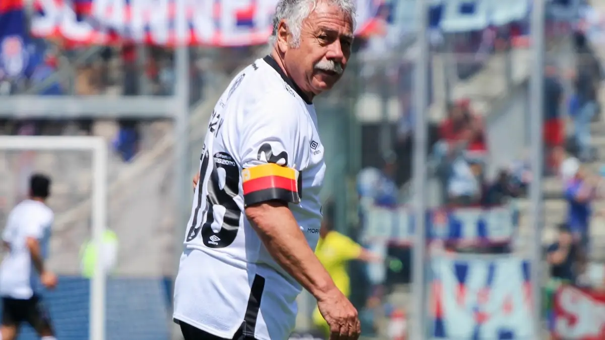Carlos Caszely durante un partido de Colo-Colo vs Universidad de Chile