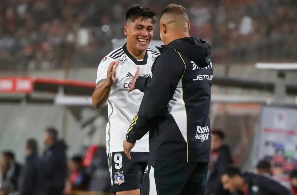 Jorge Almirón buscaría sumar a otro delantero tras la partida de Damián Pizarro