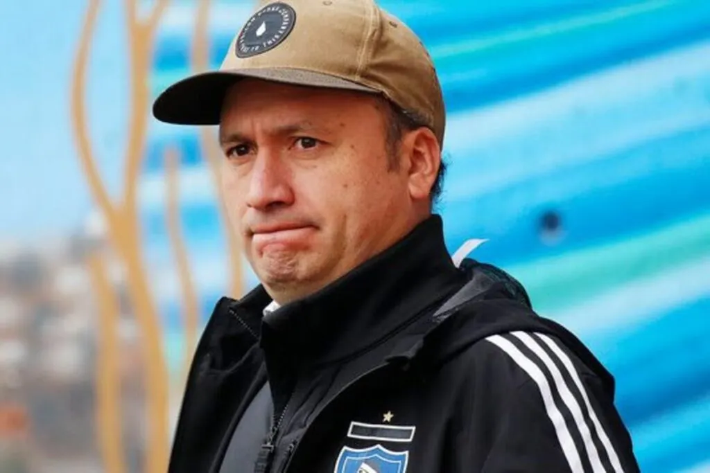 Primer plano a Edmundo Valladares con indumentaria de Colo-Colo.