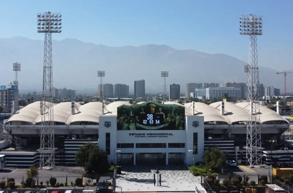 Colo-Colo está buscando empresas para financiar la modernización del Estadio Monumental.