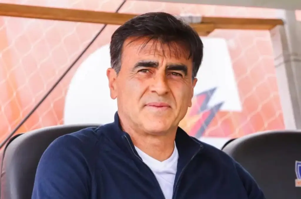 Gustavo Quinteros podría asumir como DT en Vélez Sarsfield.