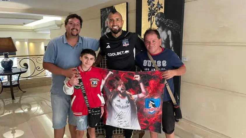 Arturo Vidal tuvo un lindo gesto con uno de sus ahijados de la Fundación Deportistas por un Sueño.