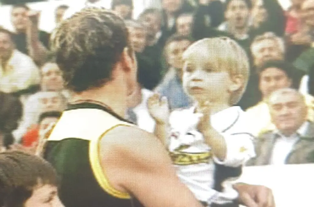 Bruno Barticciotto con camiseta de Colo-Colo en brazos de su padre, Marcelo Barticciotto.