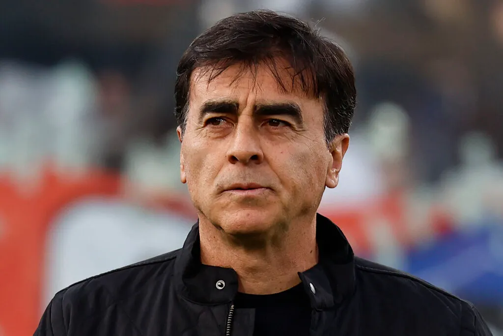 Gustavo Quinteros serio.