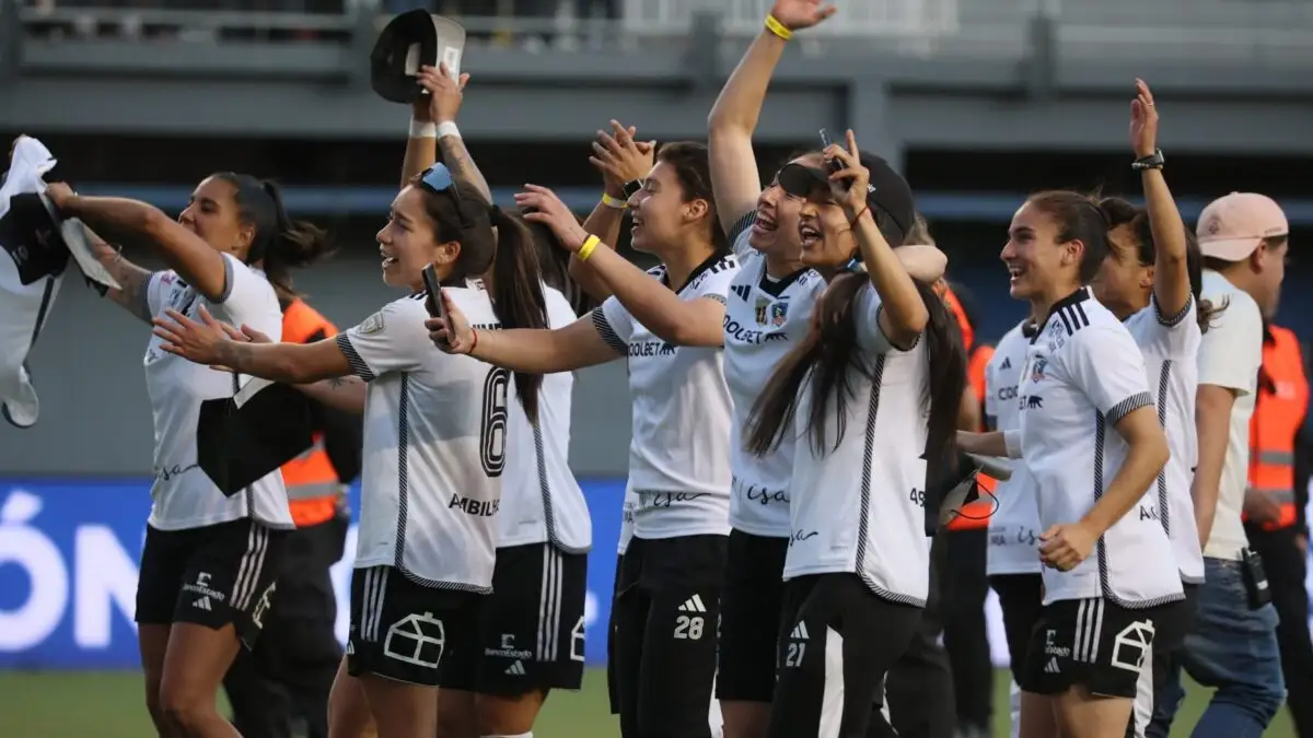 Colo-Colo Femenino celebrando la estrella 16.