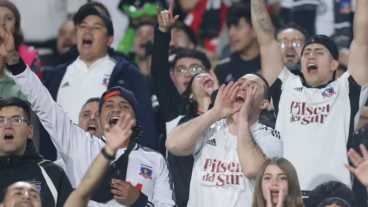 Hinchas despidieron a Colo-Colo.