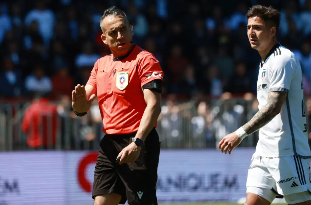 Los árbitros habrían recibido instrucciones de Santiago.