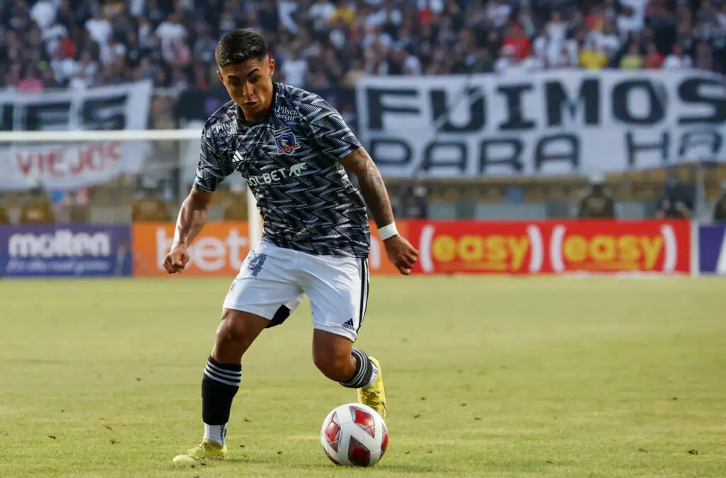 Jordhy Thompson jugando por Colo Colo