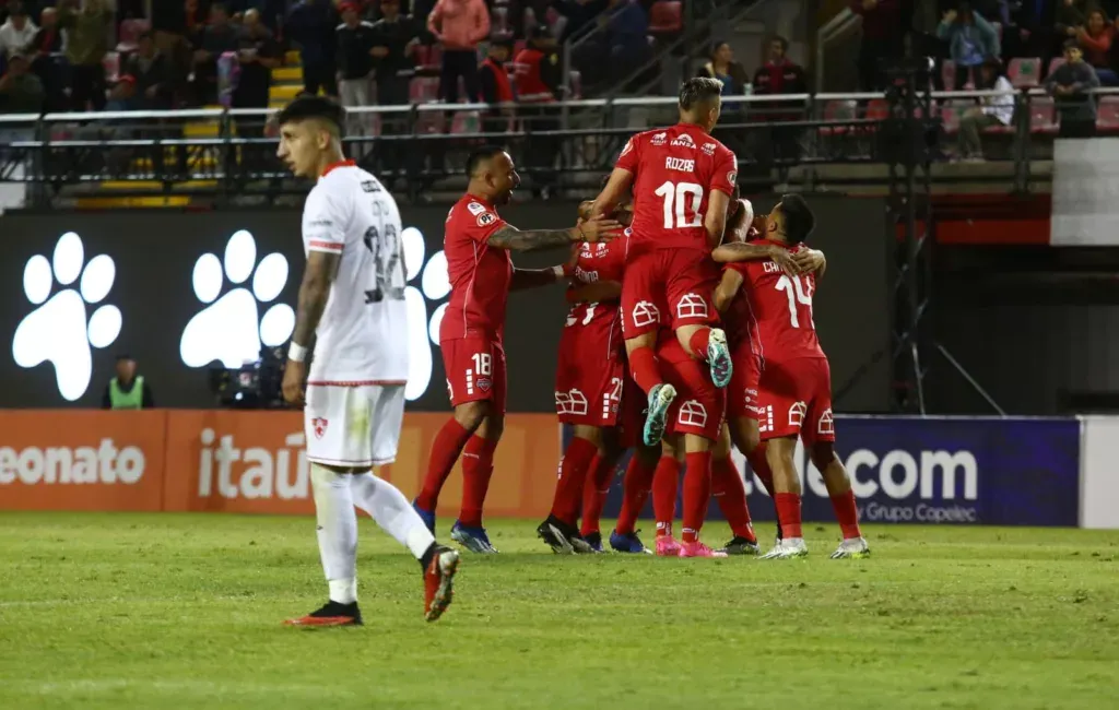 Jugadores celebrando un gol de Ñublense