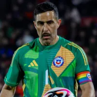 Claudio Bravo estalla contra medio partidario de Colo-Colo tras ser vinculado a la UC