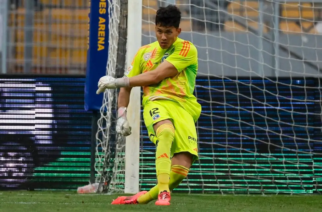 El joven arquero reemplazó al ‘Tuto’ tras el entretiempo. Foto: Andres Pina/Photosport.
