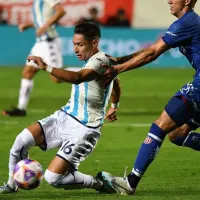 «No puede dar un pase»: Hinchas de Racing revientan a Óscar Opazo con potentes críticas en redes sociales