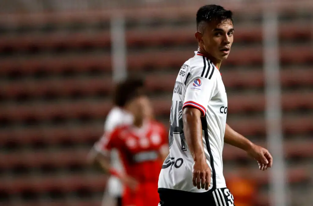 Vicente Pizarro jugando el partido de Colo-Colo vs Unión la Calera en el Estadio Nicolás Chahuán Nazar.