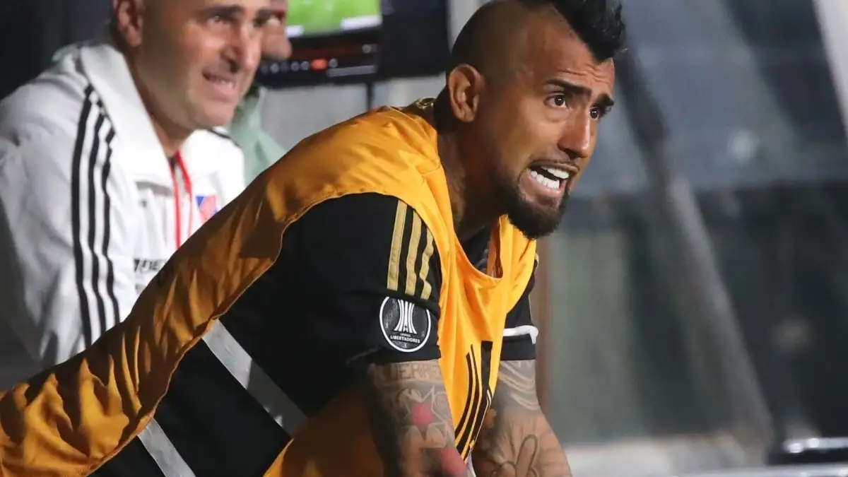 Conmebol abrió un expediente disciplinario contra Arturo Vidal por patear un cooler.