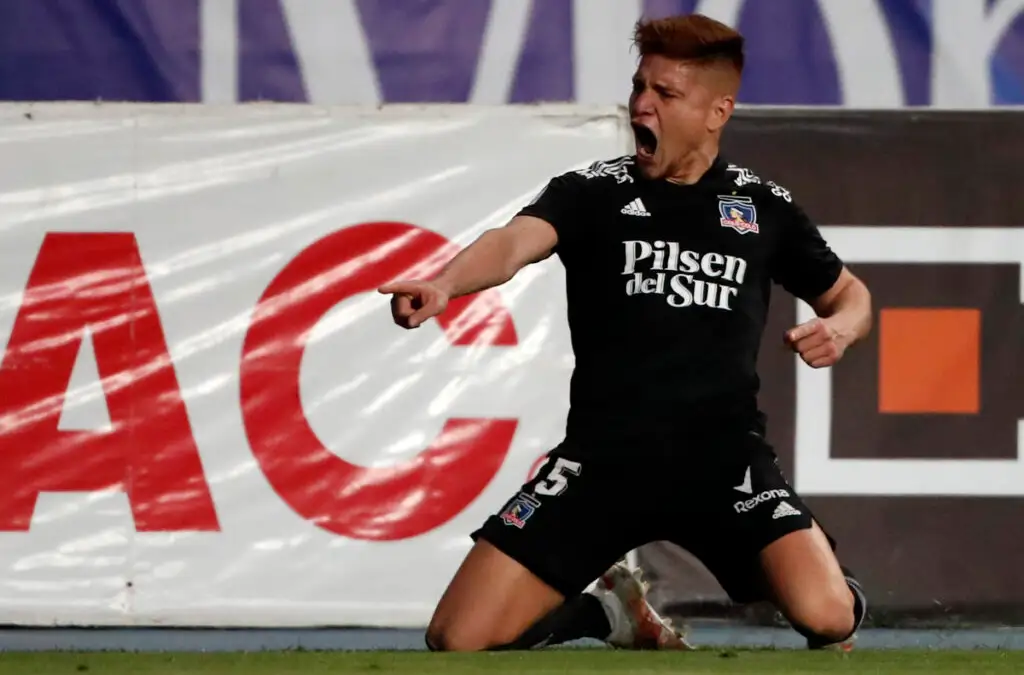 Leonardo Gil volvería al once titular de Colo-Colo frente a Boca Juniors.