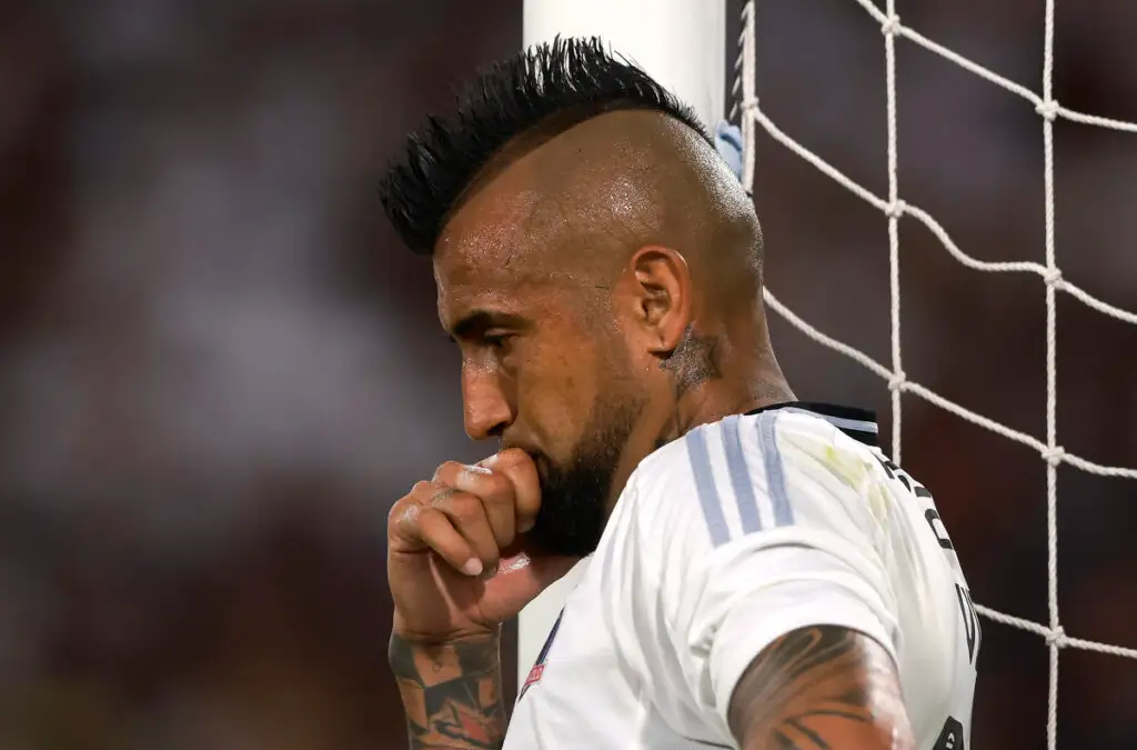 Arturo Vidal salió lesionado en el último partido de Colo-Colo.