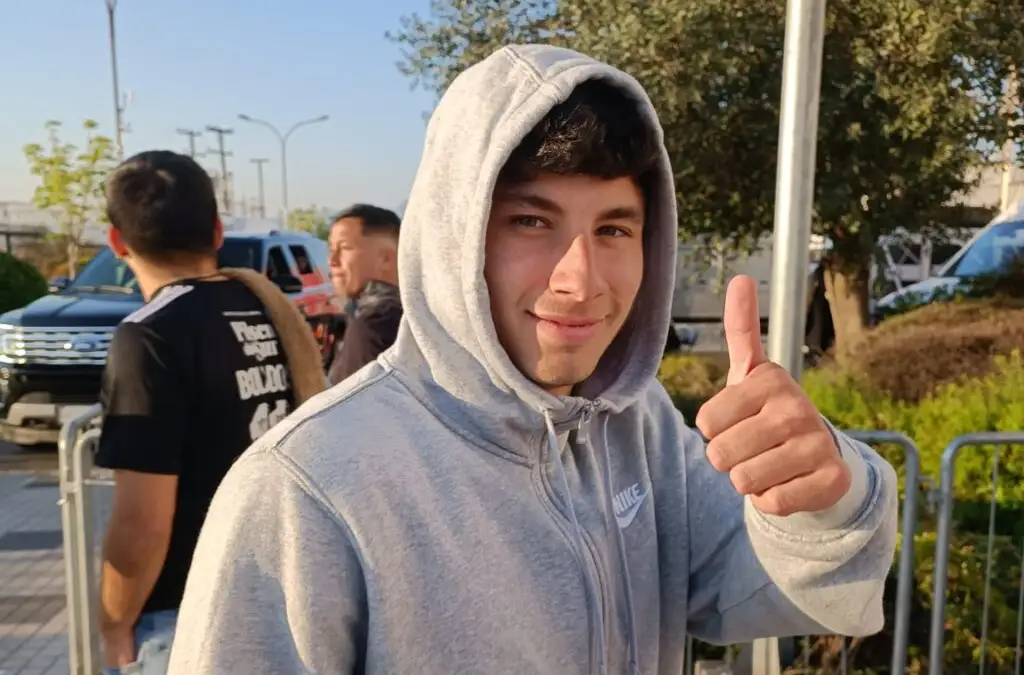 Alexander Oroz viendo un partido de Colo-Colo como público.
