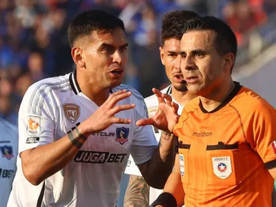 «Es una burla»: El duro descargo de Sebastián Vegas contra Piero Maza en el duelo entre Colo-Colo y la U