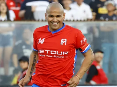 [VIDEO] Acompañó a Matías Fernández: El caluroso recibimiento de los hinchas de Colo-Colo a Humberto Suazo en su regreso a Pedrero