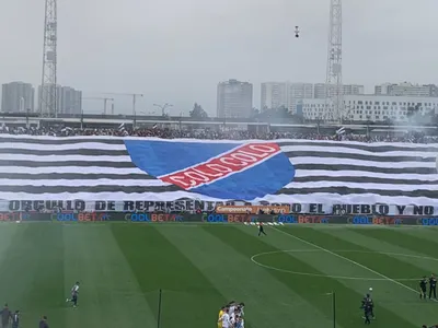 ‘Palo’ para la ‘U’ y la Universidad Católica: El potente lienzo que desplegó Colo-Colo en el Estadio Monumental