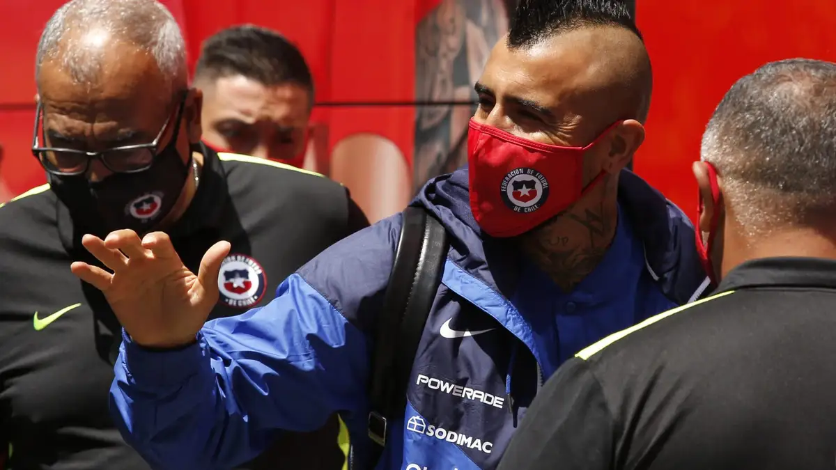 Futbol, salida de jugadores de la seleccion chilena del hotel Hyatt El jugador de la seleccion chilena Arturo Vidal es fotografiado a su salida del Hotel Hyatt Centric de Santiago rumbo a Venezuela a disputar el proximo partido por las eliminatorias a Qatar 2022. 11/15/2020 Jonnathan Oyarzun/Photosport Football, Chilean National team players departure of Hotel Hyatt Chile’s player Arturo Vidal is pictured as he departure at the Hotel Hyatt Centric of Santiago heading to Venezuela to play the next match for the Qatar 2022 qualifiers. 11/15/2020 Jonnathan Oyarzun/Photosport
