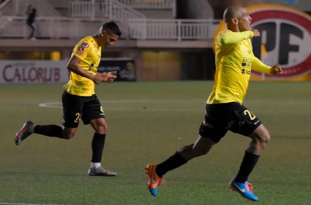 Humberto Suazo es el goleador de la Primera B con cuatro tantos.