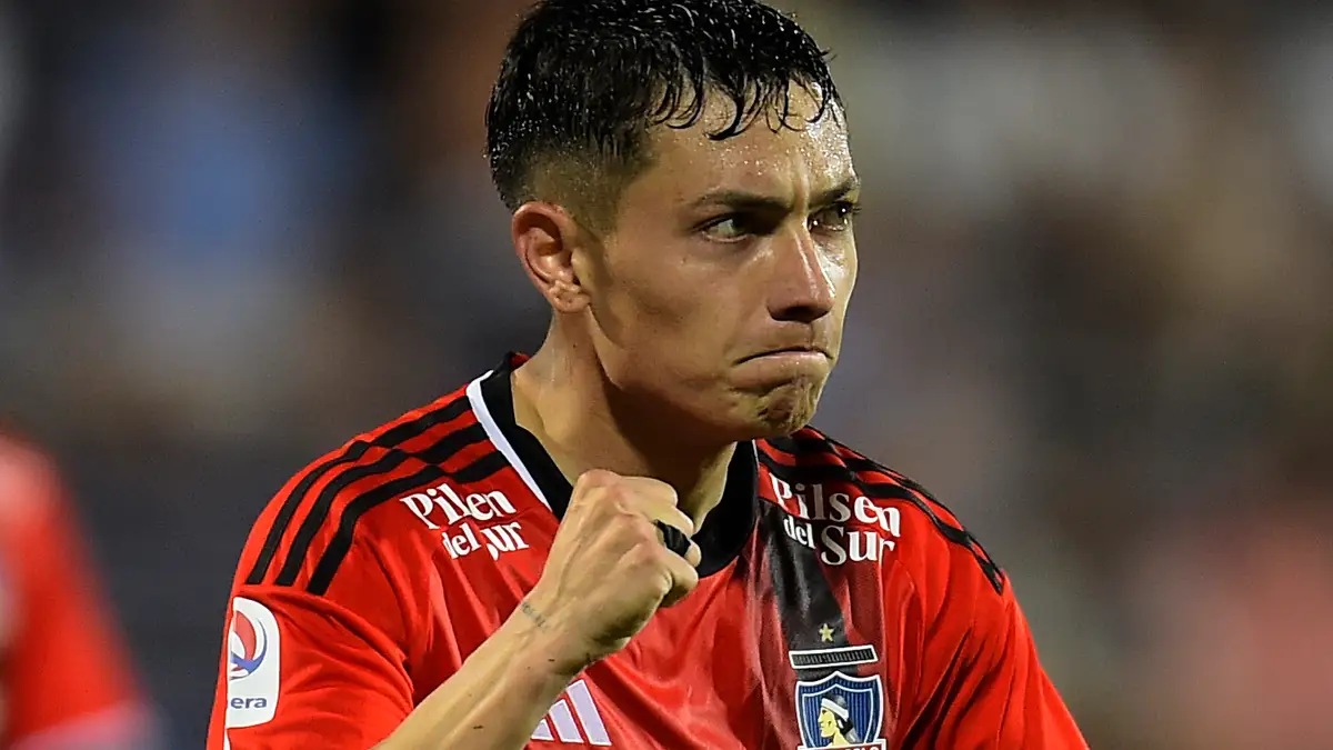 Cristián Zavala empuña su mano derecha tras anotar su primer gol con la camiseta de Colo-Colo de la temporada 2024.