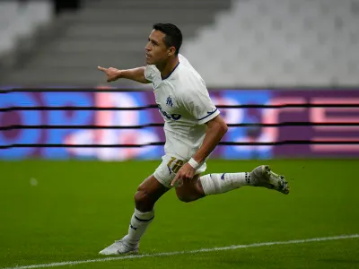 [VIDEO] Alexis anticipa al arquero y se estrena en las redes con el Olympique de Marsella en Champions League
