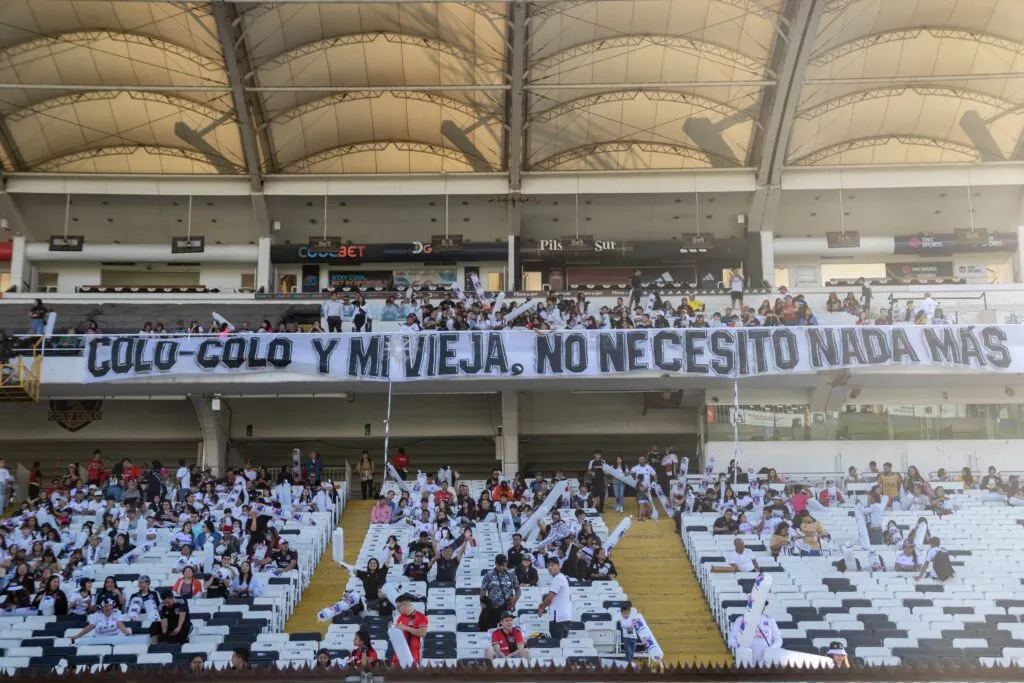 Lienzo puesto por el día de la madre por la Garra Blanca, en el partido de Colo-Colo Femenino frente a Santiago Morning.