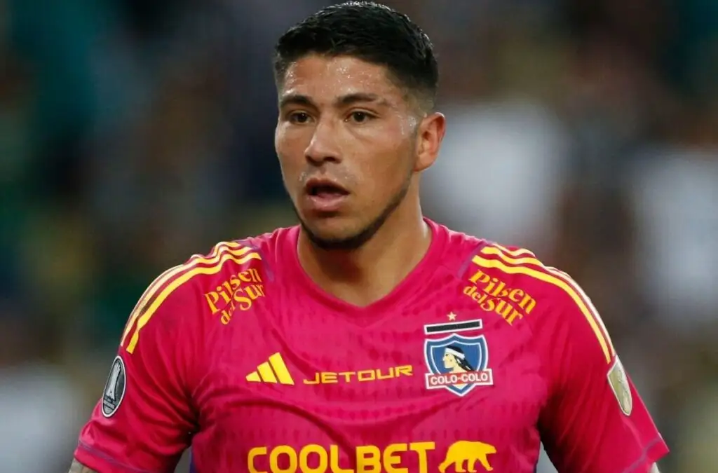 Brayan Cortés podría salir de la titularidad en Colo-Colo.