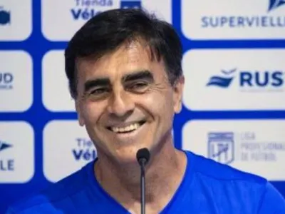 A dos partidos de ser campeón: El gran paso que dio Gustavo Quinteros con Vélez Sarsfield en la lucha por el título
