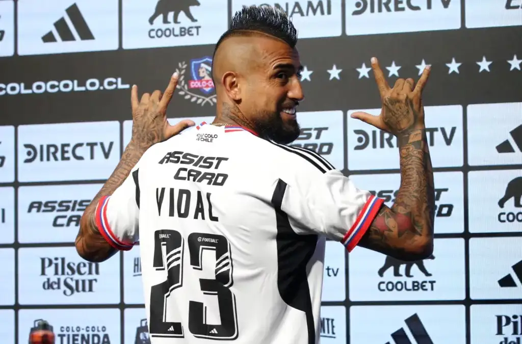 Arturo Vidal luciendo la dorsal N°23 en su camiseta.
