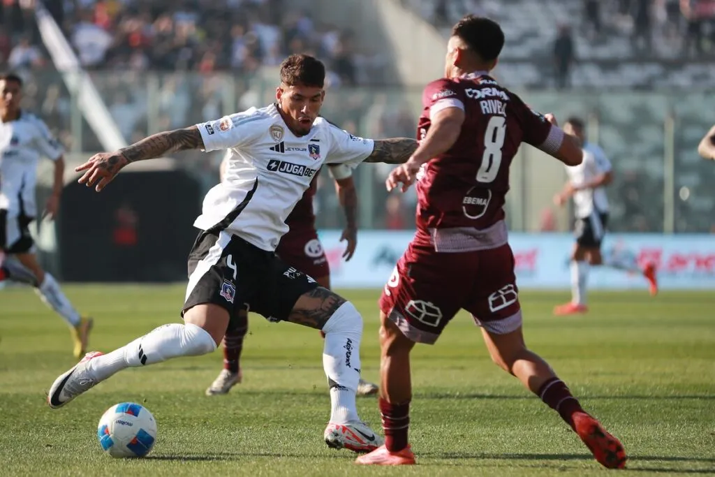 Alan Saldivia jugando ante Deportes La Serena en el Estadio Monumental por la Liga de Primera.