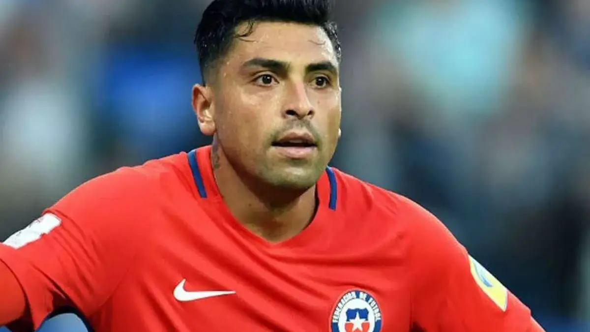 Gonzalo Jara con la camiseta de la Selección Chilena.