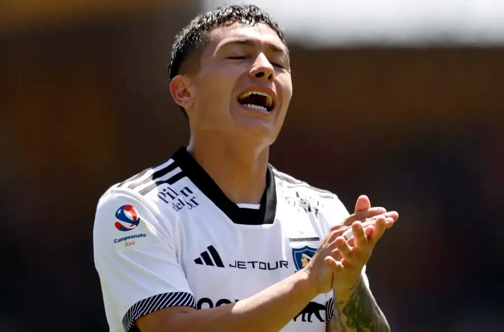 Cristián Zavala lamentándose con la camiseta de Colo-Colo.