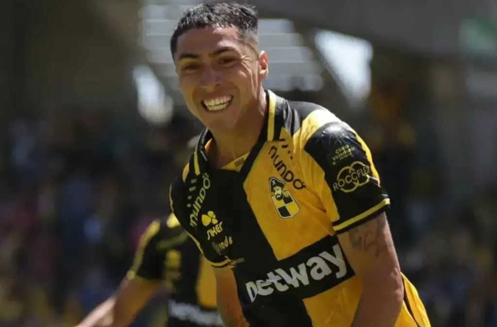 Luciano Cabral con la camiseta de Colo-Colo.