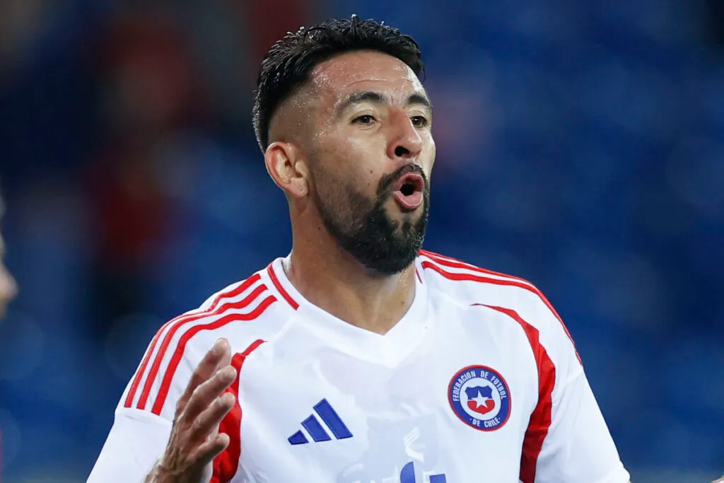 Primer plano de Mauricio Isla con la camiseta de la Selección Chilena.